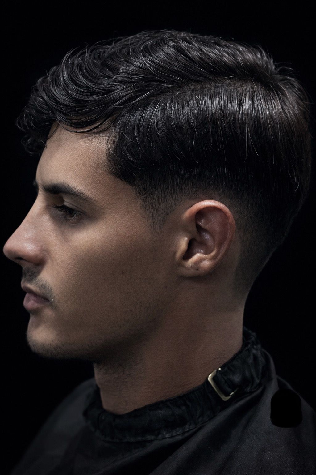 Corte masculino moderno em perfil
