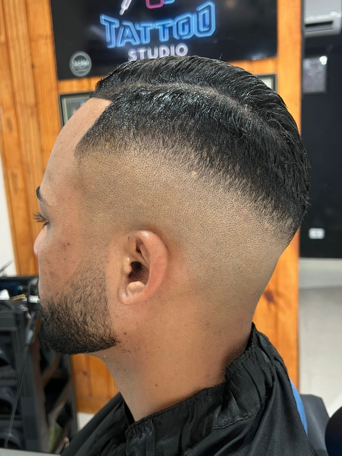 Corte com linhas e acabamento lateral